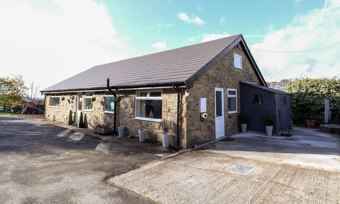 Macclesfield Cabaña | HEATHERDALE COTTAGE, romantic, with a garden in Bollington