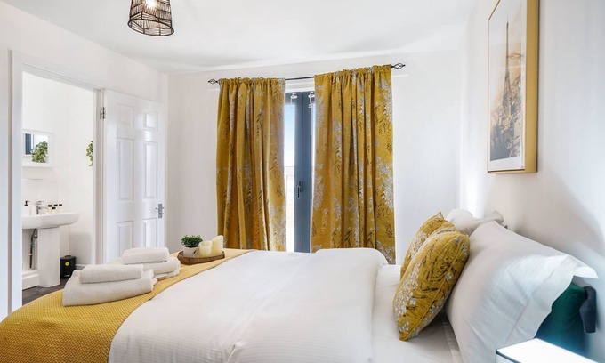 George Green Apartamento | Heathrow 2 Bed 2 Bath Modern Apartment