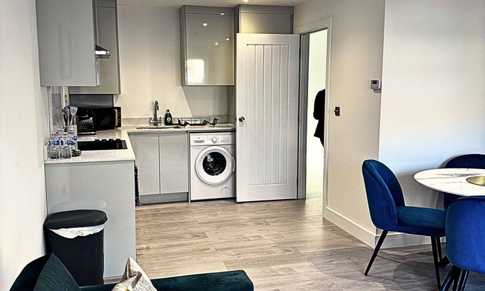 Ashford Apartamento | Heathrow Convenience Haven - Free Parking - Near Restaurants - EV Charging
