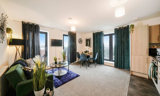 George Green Apartamento | Heathrow Gateway Apartment with Balcony & Parking