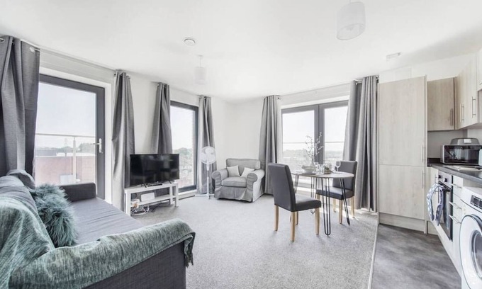 George Green Apartamento | Heathrow Gateway Apartment with Balcony & Parking