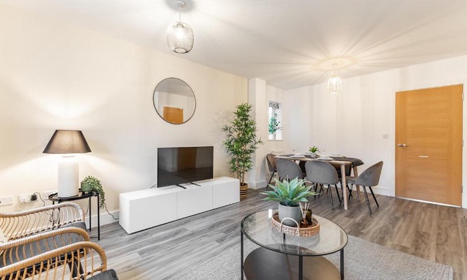 Stanwell Casa | Heathrow House with Parking - Sleeps 5 near M25, Virginia Water, Thorpe Park & Legoland, Mid To Long Term Bookings Welcome