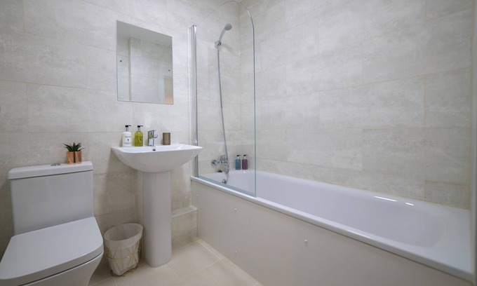 Stanwell Apartamento | Heathrow Stay 5 Mins to the Terminals