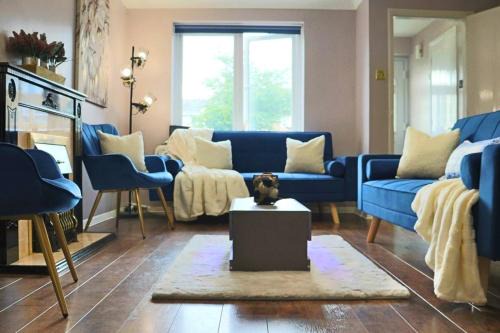 Yeading Casa | Heathrow Stays Entire House Near Heathrow, Free WiFi, Family-Friendly & Garden