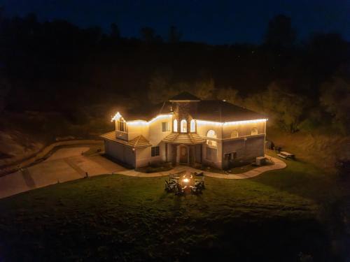 Oakhurst Villa | Heaven Heights - HotTub, Pet Friendly, EV Outlet, Pool Table, Game Room, BBQ, FirePit, Library