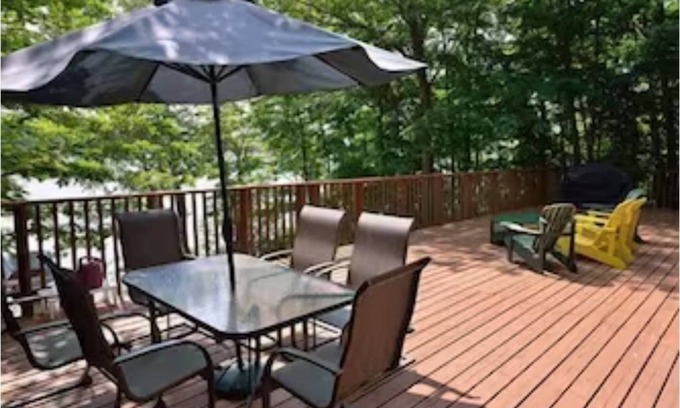 Windermere Cabaña | HEAVEN IN MUSKOKA, BEAUTIFUL COTTAGE,.SUPER VIEWS, XXL DECK, & FLOATING DOCK.