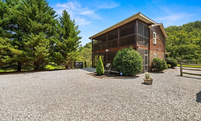 Sevierville Cabaña | Heaven Sent - Tastefully Decorated Cabin with Fireplace