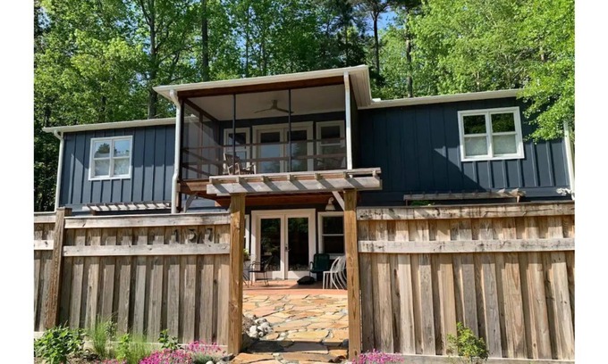 Pittsboro Casa | Heavener farm guesthouse (two story)