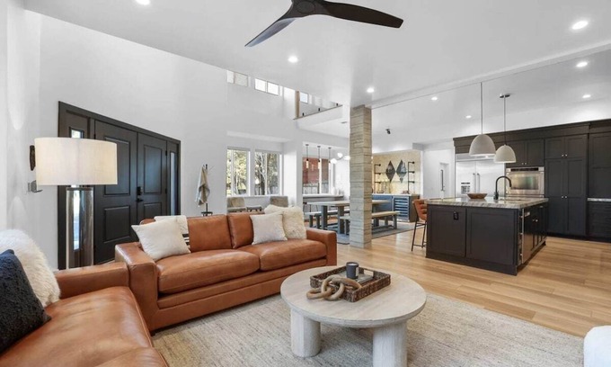South Lake Tahoe Cabina | Heavenly Haven: Ski & Beach Getaway