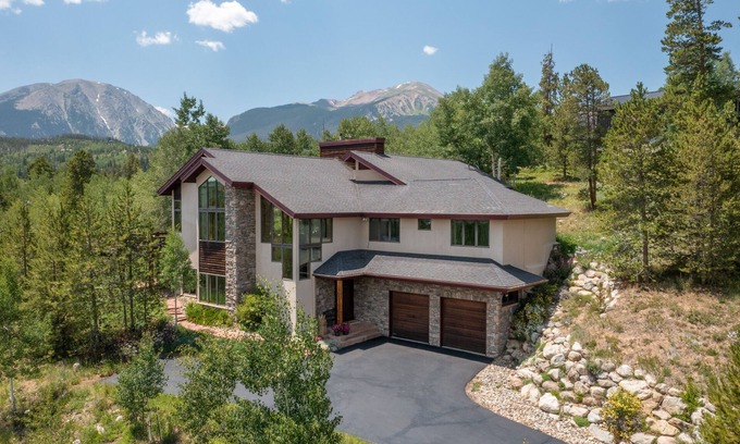 Three Peaks Casa | Heavenly haven w/hot tub—perfect for winter play & summer mountain escapes!