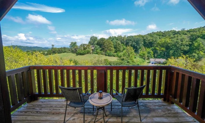 Sevierville Villa | Heavenly Haze Hideaway