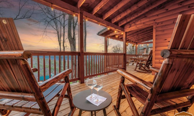 Sevierville Cabina | Heavenly Heights by Ghosal Luxury Lodging