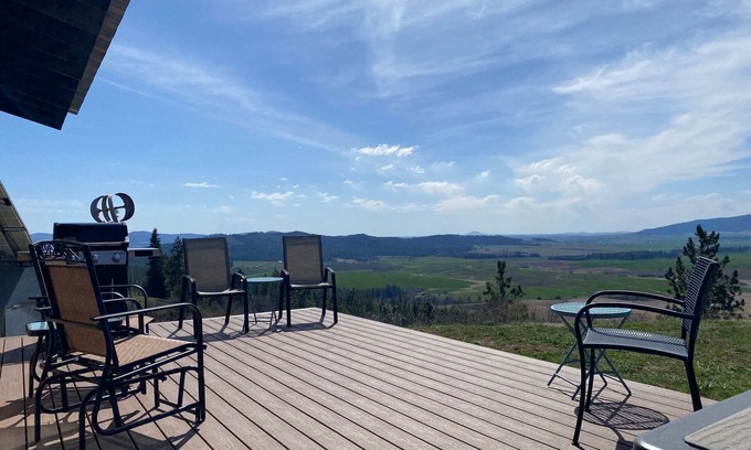 Desmet Cabina | Heavenly Hilltop Barndominium. Bring your horses!