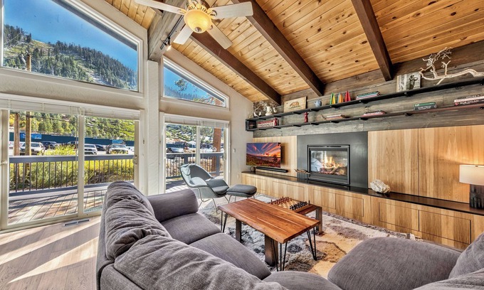 South Lake Tahoe Chalet De Esquí | Heavenly Horizon Chalet - hiking, biking, dining, dog friendly