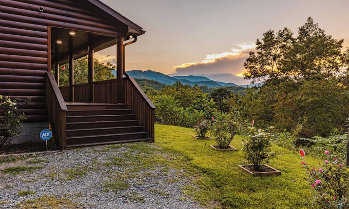 Whittier Cabina | NEW/3 BR 2 bath/Mtns/Discount Rates/Wi-Fi/5 mi. to Casino/Hot Tub/Fire pit.