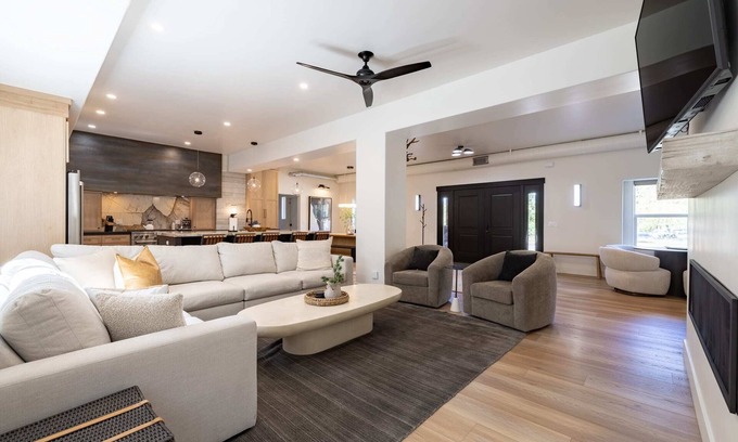 South Lake Tahoe Cabina | Heavenly Paradise: Luxury Ski & Beach Escape