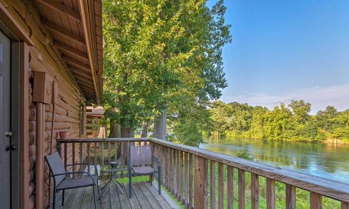 Swinging Bridge Village Cabina | ¡NUEVO! Cabaña frente al río Heber Springs con muelle compartido