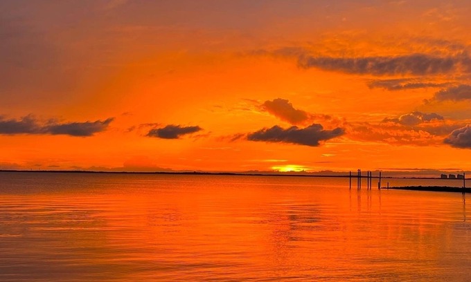Creole Casa | Hebert's Landing Oasis-BBQ, HOT TUB, fishing & sunsets