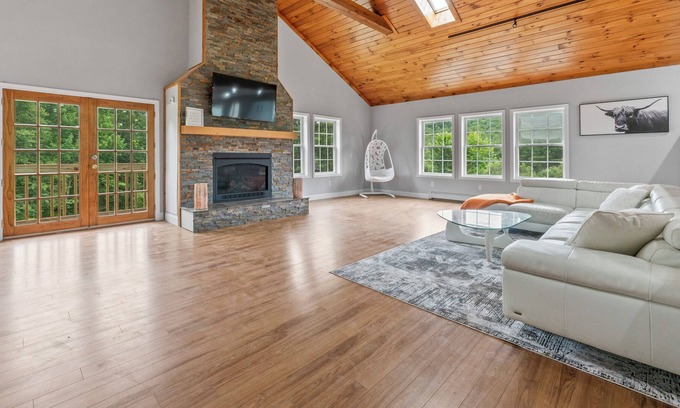 West Minot Casa | Hebron Hideaway!