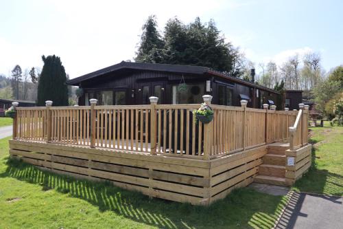 Builth Wells Chalet De Esquí | HEDDFAN, Luxury 3 bedroom timber lodge, Now with WiFi, Caer Beris Holiday Park, Builth Wells, SORRY NO TRADESMEN OR CONTRACTORS ALLOWED
