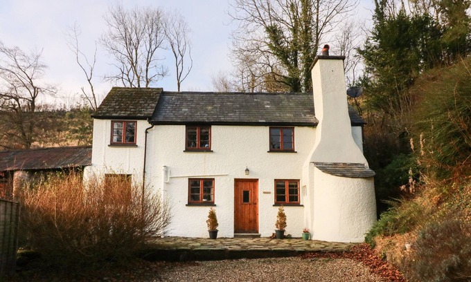 Wheddon Cross Cabaña | HEDGEHOG COTTAGE, pet friendly, with open fire in Wheddon Cross