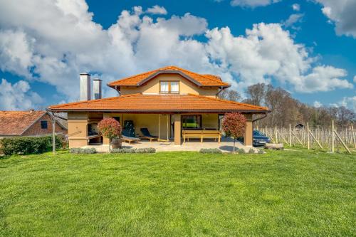 Ludbreg Apartamento | Hedonistic Vineyard Estate With Hot Tub - Happy Rentals