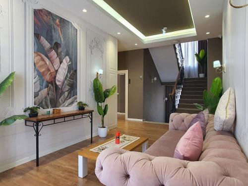 Qender Hotel | HEIRESS Hotel