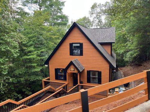 Helen Casa | Helen, GA Bear Paw Haus 4 bdrm, sleeps 10, fire pit, pool table, on Golf course