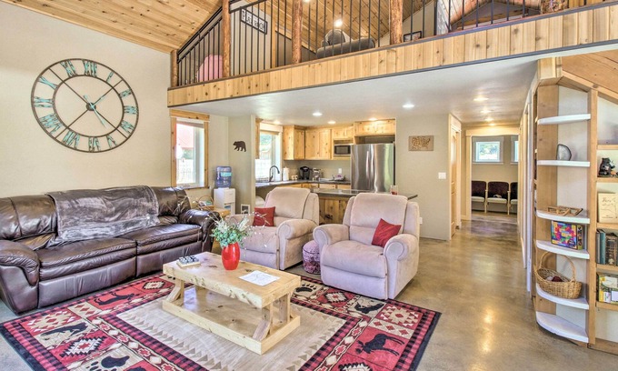 Helena Cabina | Helena Cabin w/ Mtn Views + Steps to Creek!