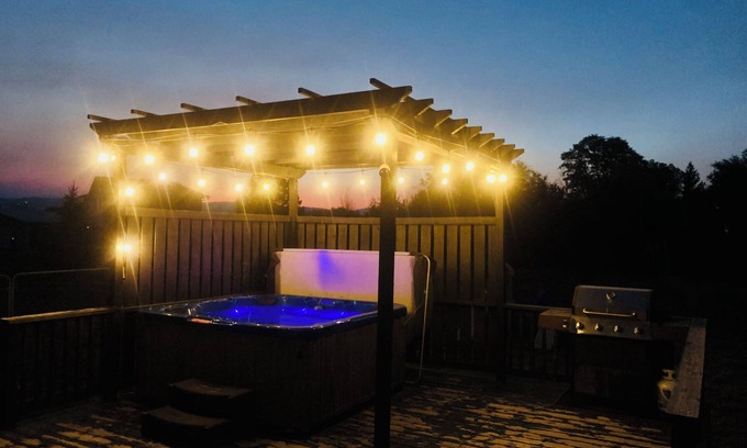 Helena Valley Northwest Casa | Helena Valley Guest Suite with Hot Tub