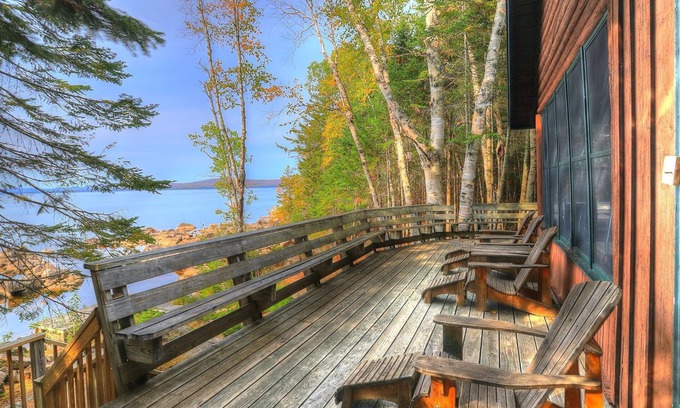 Rangeley Casa | 🐾Helidoni Camps - Charming vacation retreat located in Mooselookmeguntic Lakes Bugle Cove