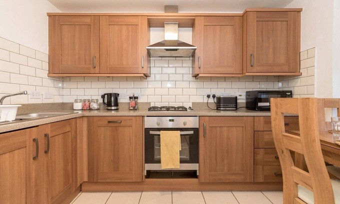 Newport Pagnell Casa | Comfy 4 Bedroom House with Free WiFi & Parking in Broughton sleeps up to 10