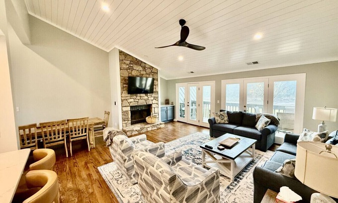 Lake Lure Casa | ~Hell of a View-Rumbling Bald Elite Lakeside Condo