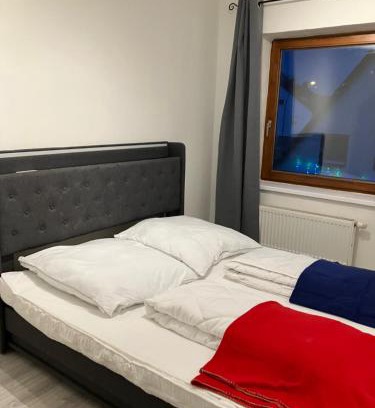 Landshut Apartamento | Helle 4 Zimmer, Küche, Bad, WLAN, 24-7, Parkplatz, 4-10 Personen