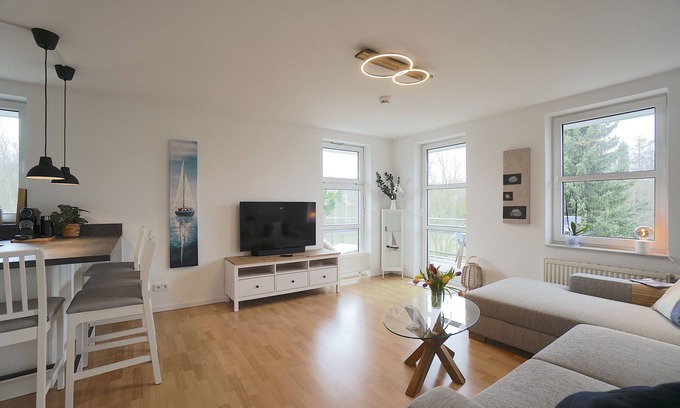 Eckernfoerde Apartamento | Helle und Moderne Ferienwohnung mit Balkon, Direkt an der Ostsee