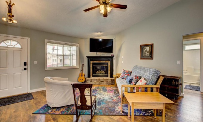 Star Casa | Hello Dolly! 3 beds, 2 bath, 2 TV's, Fireplace, Quiet Neighborhood in Star, ID minutes from walking trails and river views