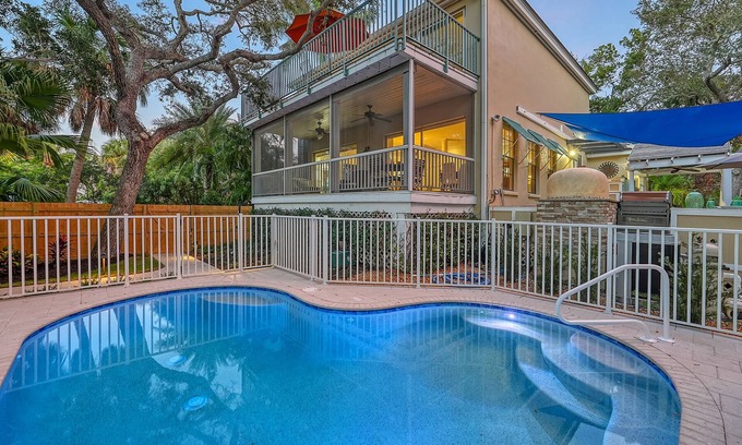 Bay Isle Casa | Hemingway House – Serene Siesta Key Getaway with Heated Pool, Pizza Oven & Steps from Shell Beach
