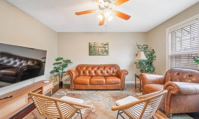 Fuquay-Varina Casa | Hemingway's Hideaway | Walkable | King Bed