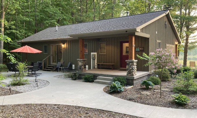 Traverse City Casa | Hemlock Cottage on beautiful Pikes Lake