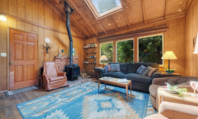 Rockaway Beach Cabina | Hemlock Inn, private cozy space