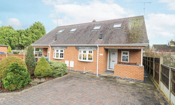 Stourport-on-Severn Cabaña | HEN AND CHICKENS, family friendly in Stourport-On-Severn