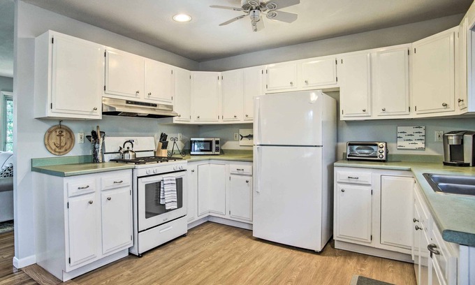 Pocasset Cabaña | Hen Cove Home w/ Wood Deck - Walk to Beaches!