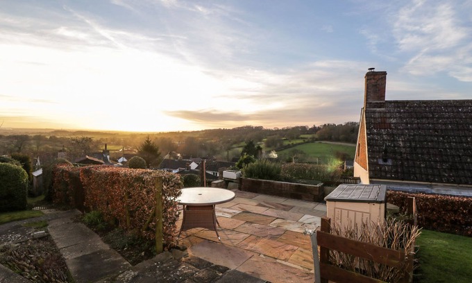 Bromham Cabaña | HEN'S COTTAGE, character holiday cottage in Bromham, Wiltshire