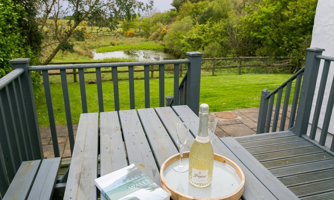 Llanerchymedd Cabaña | Hen Tyn Y Mynydd - a dog that sleeps 6 guests in 3 bedrooms