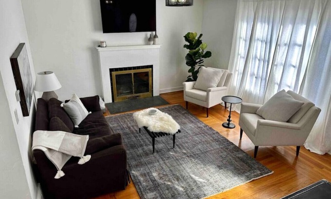 Eureka Casa | Henderson House Eureka. Centrally located stylish home with all amenities.