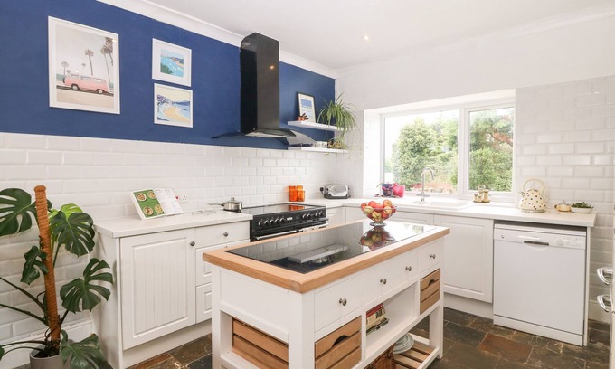 Rhosybol Cabaña | HENDY, pet friendly, with hot tub in Amlwch