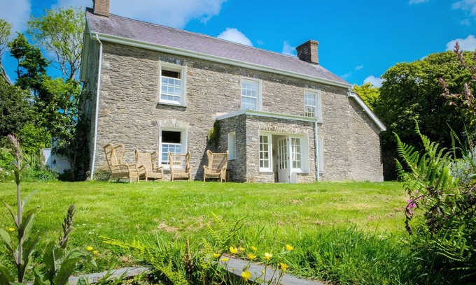 Felindre Farchog Casa | HENLLYS, pet friendly, with open fire in Newport, Pembrokeshire