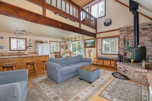 Arnold Casa | Hennessys Laughing Bear Lodge