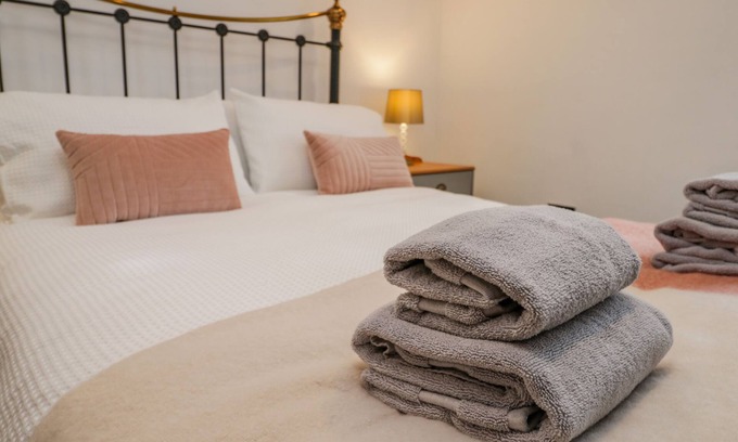 Guisborough Cabaña | HENRIETTA'S COTTAGE, pet friendly, with open fire in Guisborough