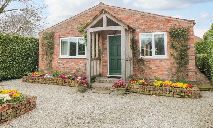Low Catton Cabaña | HERB COTTAGE, romantic, with a garden in York